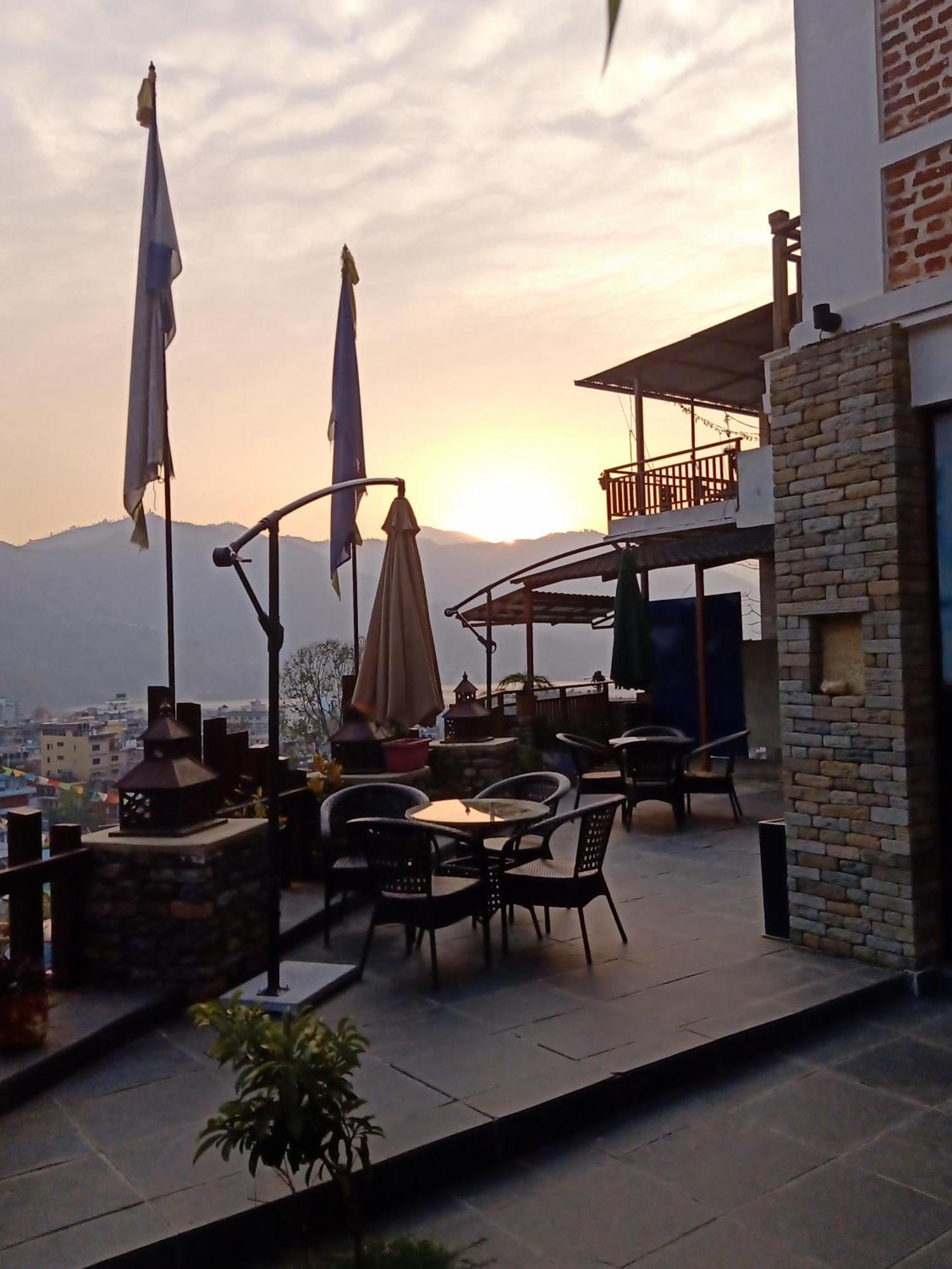 Hotel Kings Pokhara Esterno foto