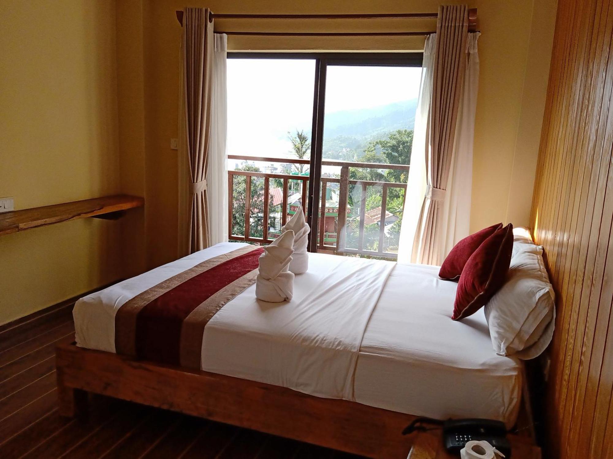 Hotel Kings Pokhara Esterno foto