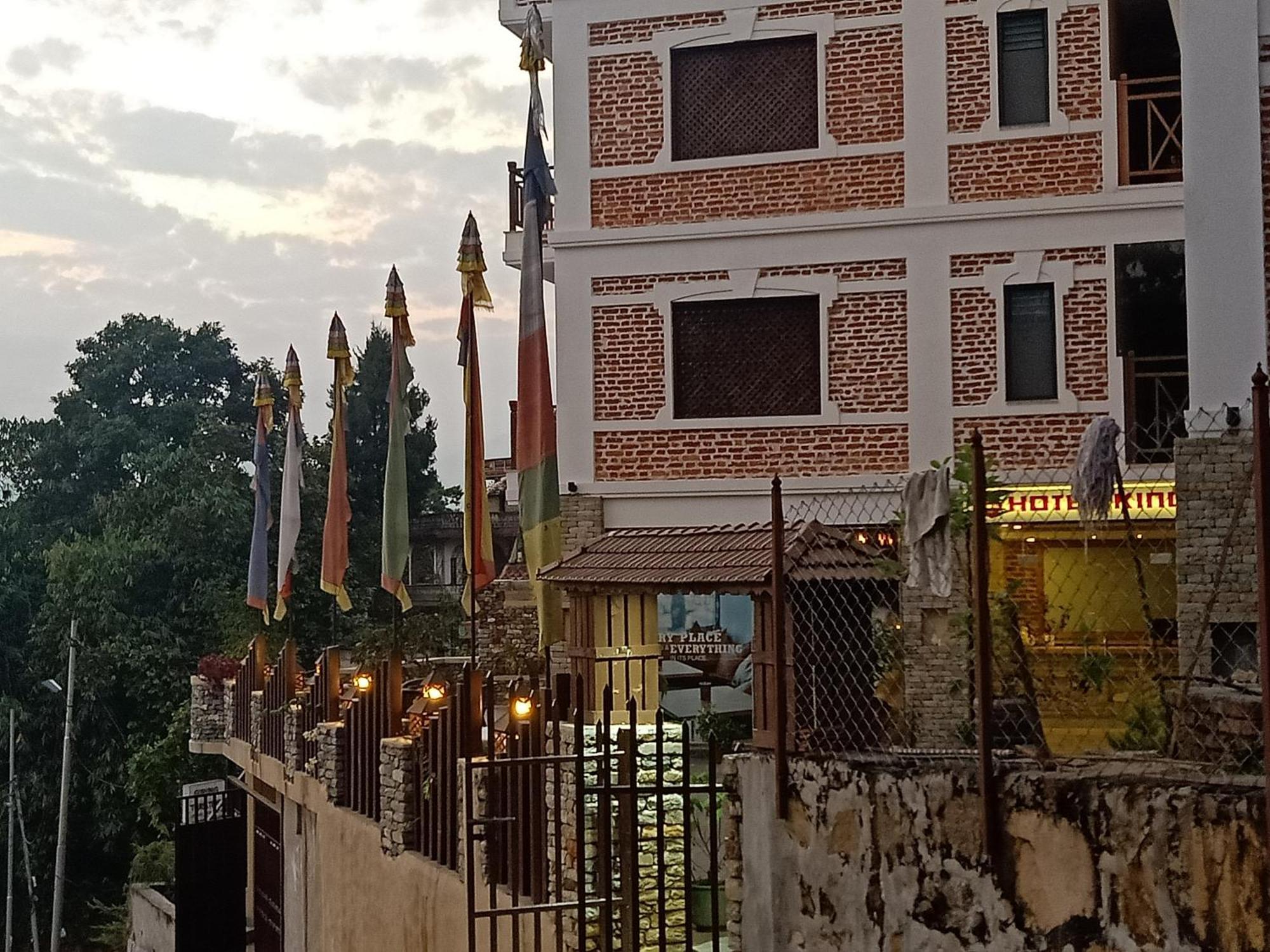 Hotel Kings Pokhara Esterno foto