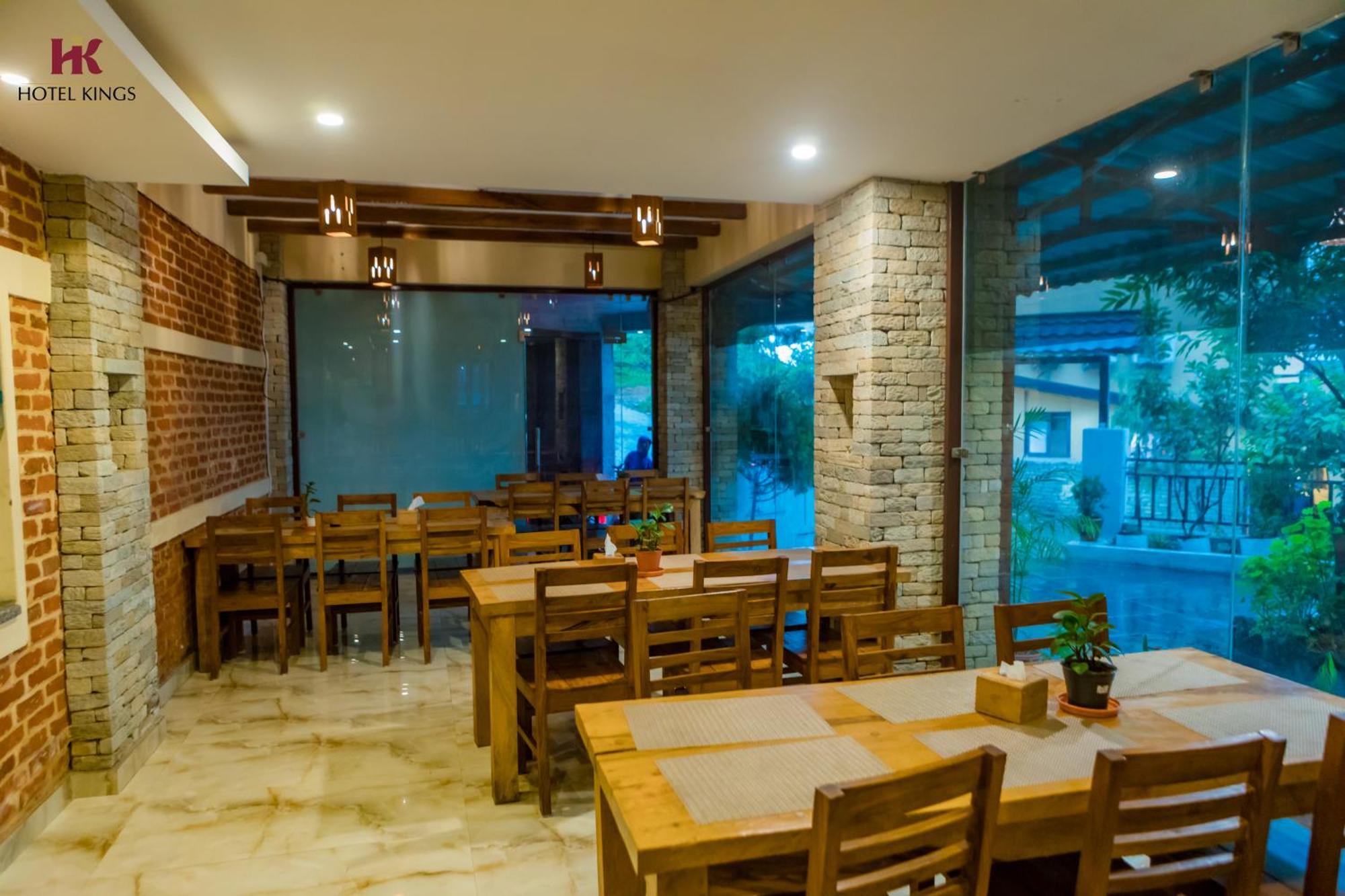 Hotel Kings Pokhara Esterno foto