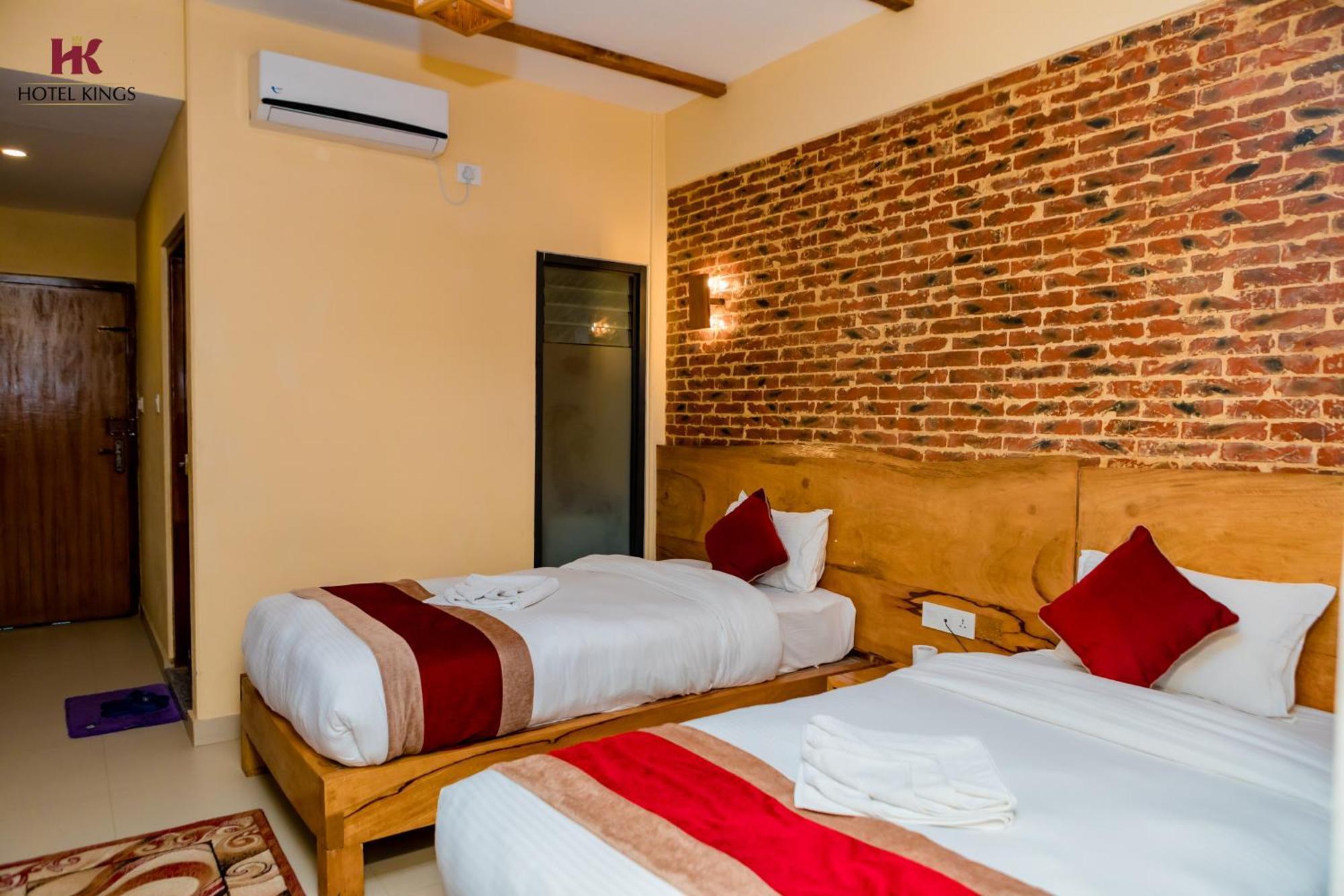 Hotel Kings Pokhara Esterno foto